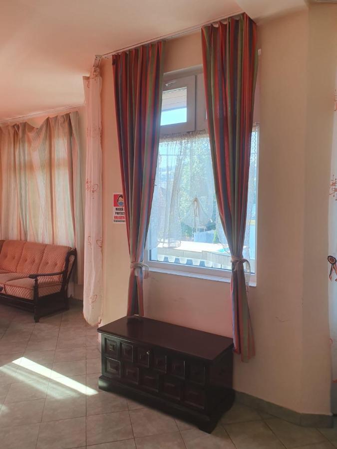 Relax Haus Hotel Hunedoara Exterior foto